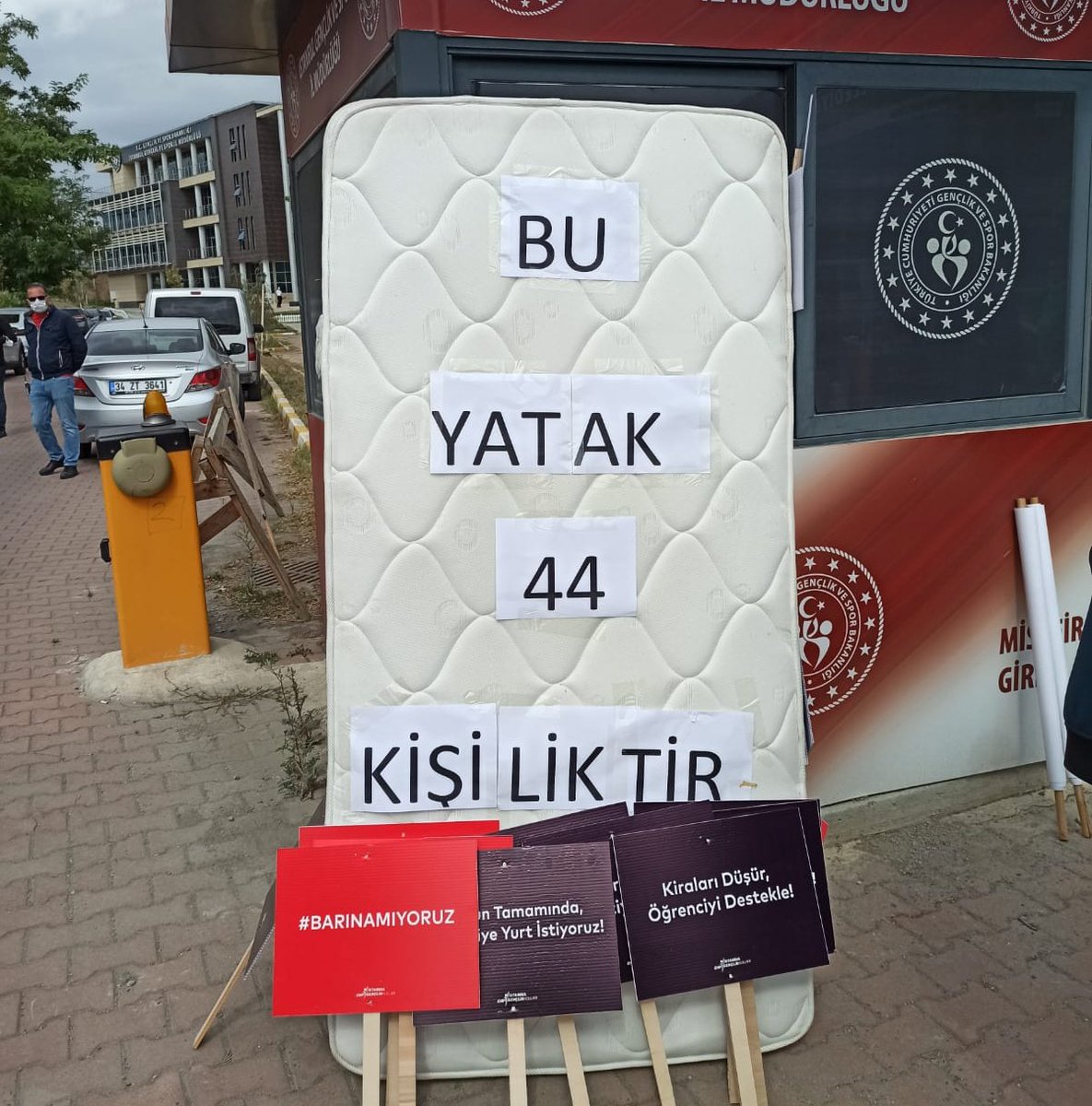 “1 YATAĞA 44 ÖĞRENCİ DÜŞÜYOR”

CHP İstanbul Gençlik Kolları, barınma sorunu yaşayan öğrenciler için Gençlik ve Spor İl Müdürlüğü’ndeydi.

1 milyon üniversite öğrencisi olan şehirde, 25.000 civarı KYK yatağı oluşuna tepki gösterildi!