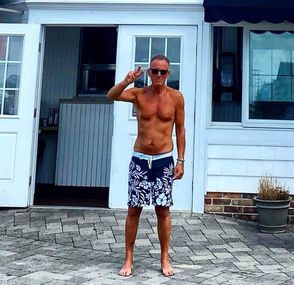 albertoinfelise's tweet photo. Buon compleanno Bruce!
Fratello, amico, impareggiabile tipo da spiaggia. Oggi sono 72! Speriamo di vederci presto.
#BruceSpringsteen 
#thanksAdele https://t.co/Ww6CrhWA6j