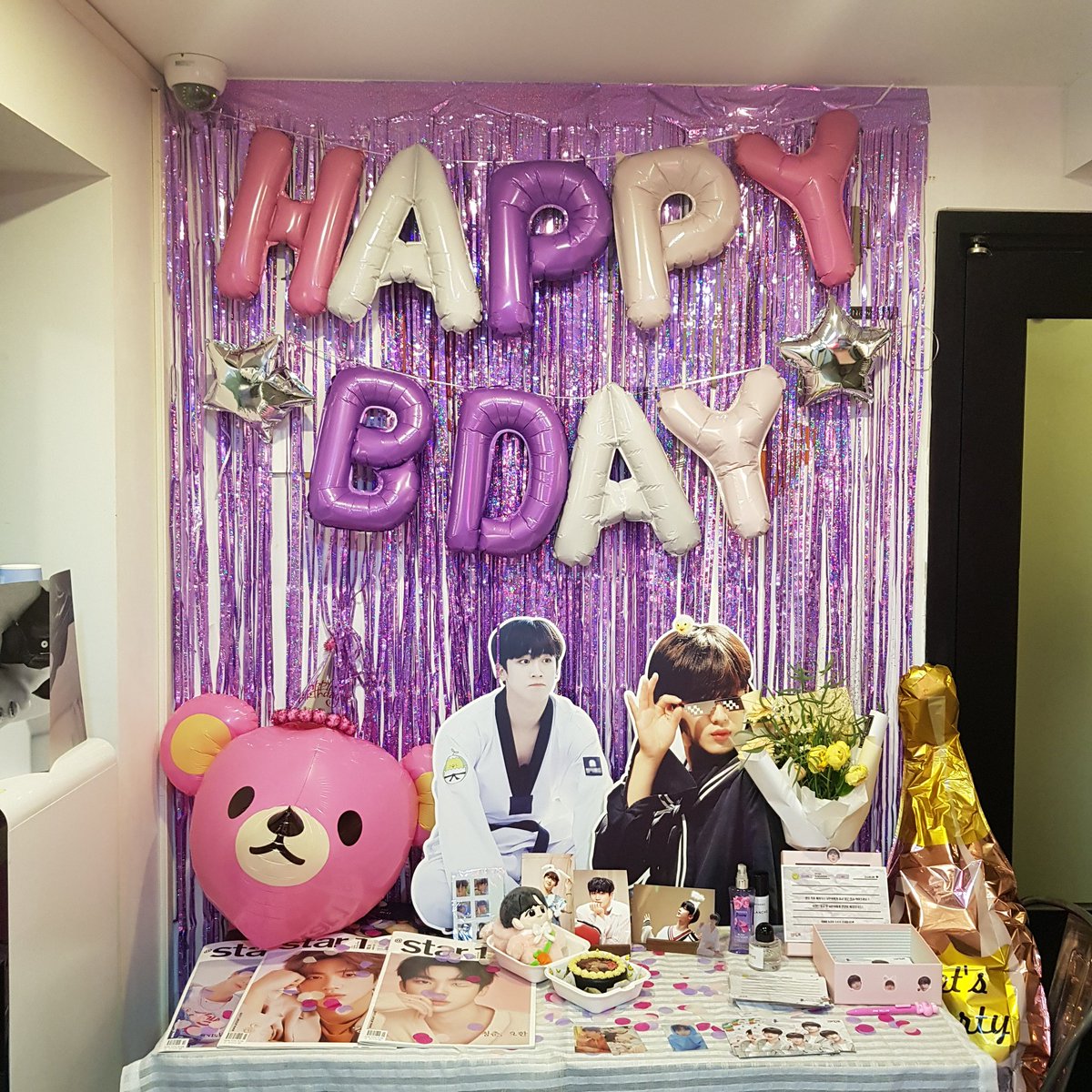 #햅삐벌스데이요한
#요한이는_케이크_못참지
생일 다음날에도 열어주신 덕분에 올 수 있었던 요한 왈 생일 카페... 카페 생일? 💖 요한이가 귀엽고 요한이가 엄청 많고 요한이를 사랑하고 깜찌기 포토 마카롱이 없어서 째끔 슬퍼요 😖😖 행복한 공간 감사합니다 🤗💗💗💗