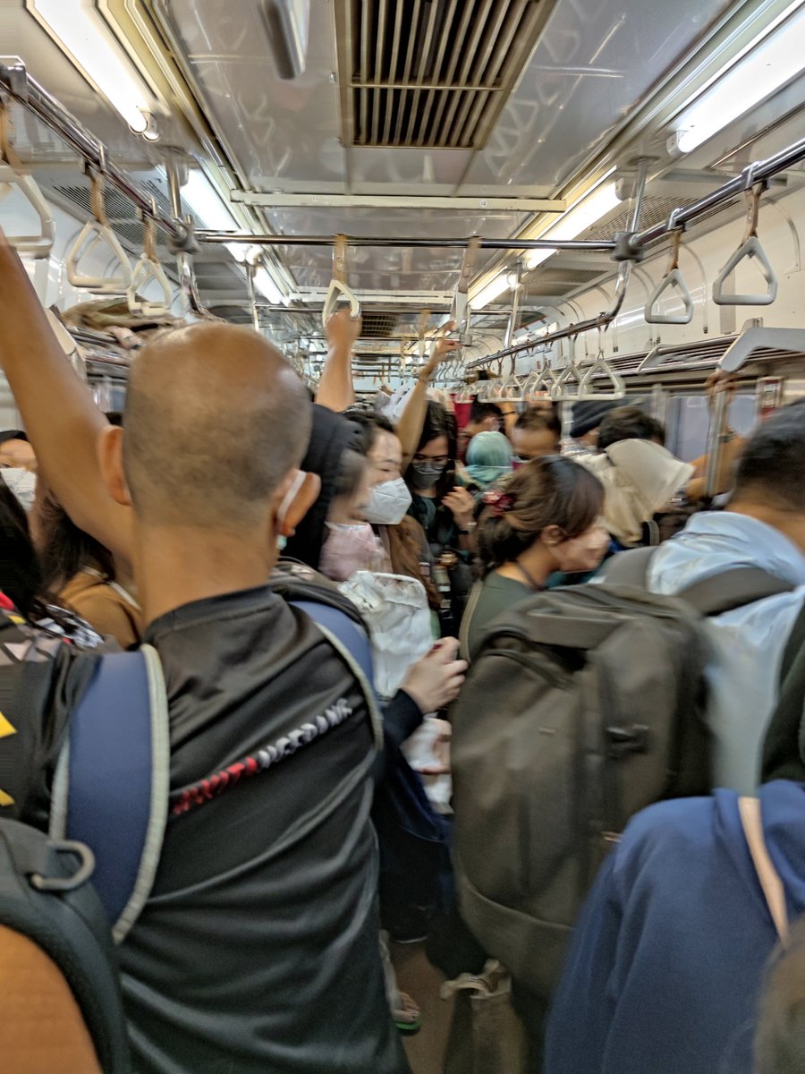 miss_nidy's tweet photo. Pas berangkat dari Stasiun Bogor sih tenang & damai, begitu di Manggarai, kayak dapat kiriman banjir penumpang 😅
#commuterline #krl #infokrl
@CommuterLine https://t.co/K5rhsbibFJ