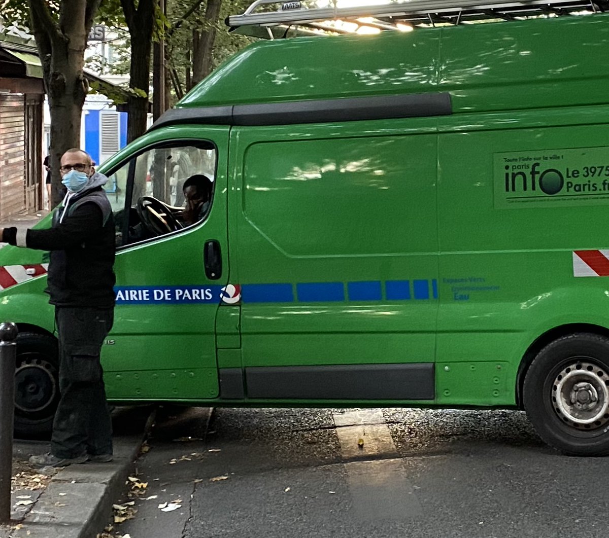 NicoPerdrix's tweet photo. @Paris @Anne_Hidalgo Apres le "plan Vélo" (que je valide à 100%), à quand le "plan cerveau" ? https://t.co/EJowIAip9t