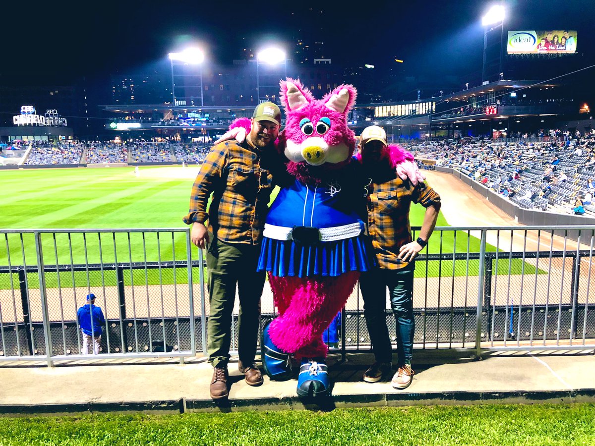 CozLindsay's tweet image. I wore the same shirt as @StPaulBikeScum and @mudonna still took a pic with us! @StPaulSaints #partyin