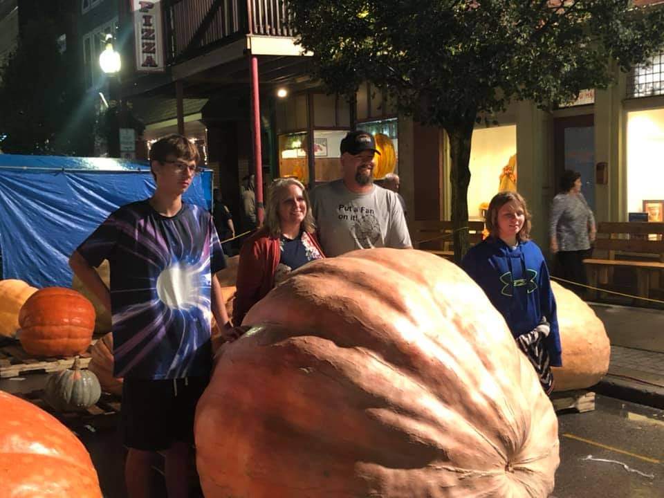 BarnPumpkinFest's tweet photo. Congratulations Jeff Theil from Dillonvale, OH with a new state record King Pumpkin at 2,195 lbs! 👑 https://t.co/jxFa2tXPv2