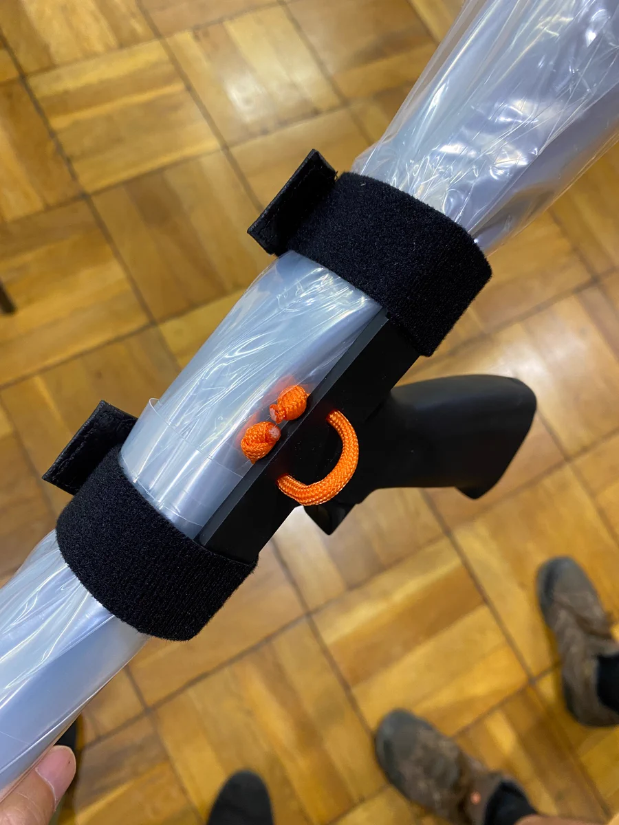 テンションが上がる傘用グリップを見つけた！これで傘の先端を人に当てることもなくなるよ！