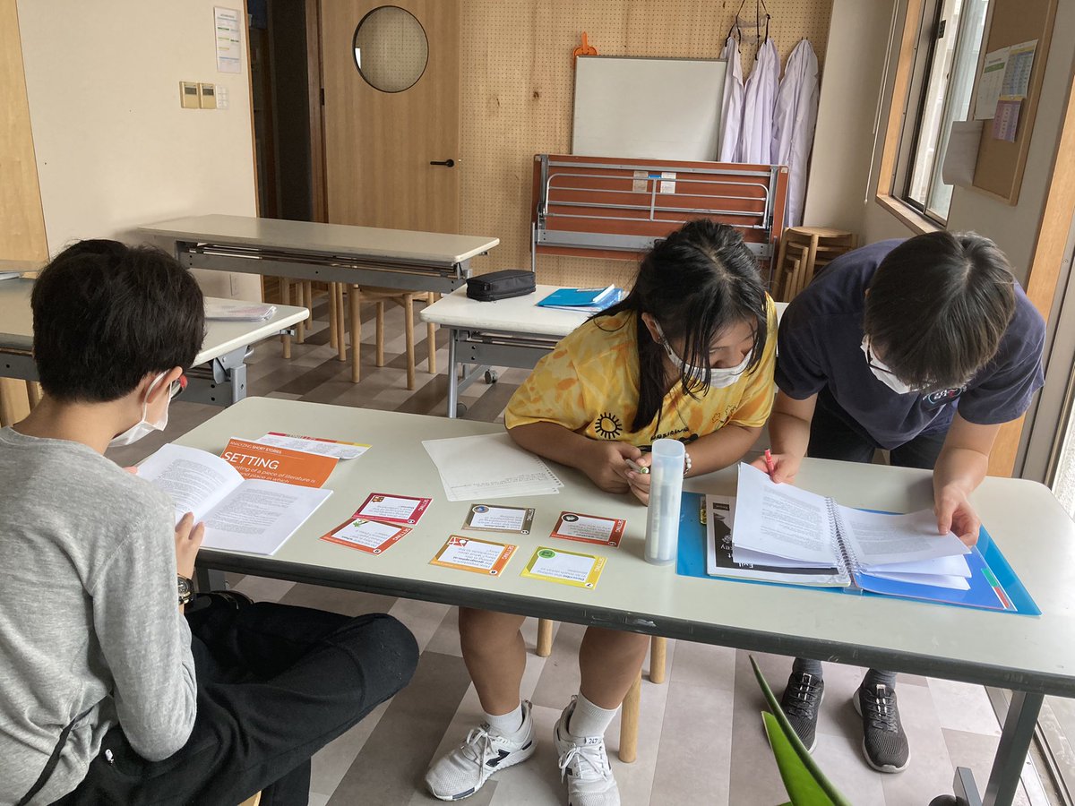 MSTmiddleschool's tweet photo. Studying The Story of Your Life by #TedChiang is a perfect opportunity for #MSTEucalyptus to analyse how authors play with conventions like plot structure and narration to create a powerful and memorable short story. #WeAreMST #adolescence #montessori #scifi #MSTCreativity https://t.co/UOX3CoFRij