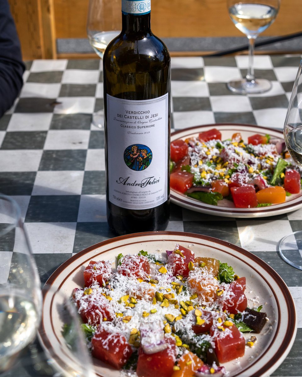 bufalayvr's tweet photo. Sunny days are nice. We have a few more ahead of us, soak them up! #verdicchio https://t.co/CdX8EucQpB