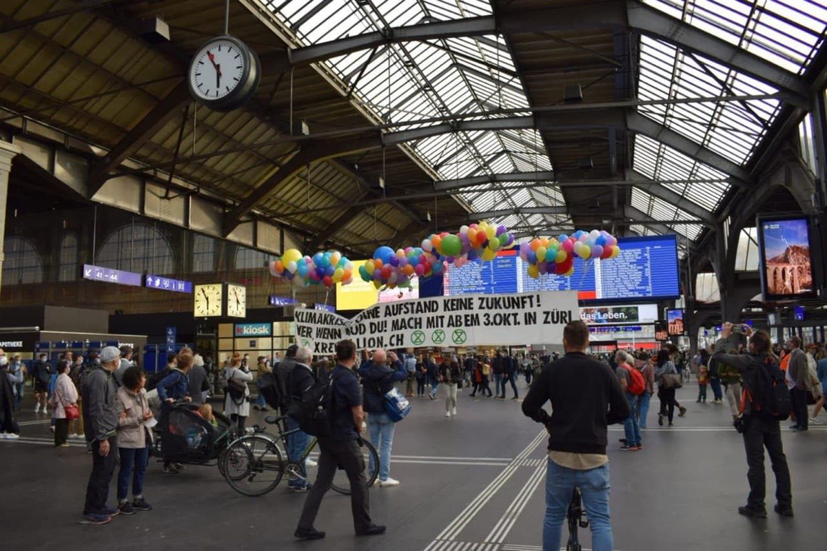 Die Meeresspiegel steigen  -  unsere Banner auch.
Gestern am Hauptbahnhof ....