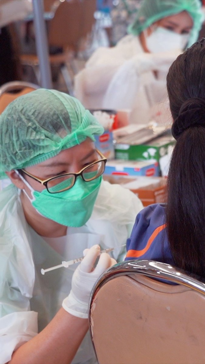 ราชวิทยาลัยจุฬาภรณ์เดินหน้าทดลองฉีดวัคซีนซิโนฟาร์มในเด็กอายุ 10-18 ปี แม้ อย. จะยังไม่อนุมัติให้ใช้วัคซีนชนิดนี้ในเด็กอายุตั้งแต่ 3 ปีขึ้นไป

ฟังเสียงผู้ปกครองที่ตัดสินใจให้ลูกหลานเข้ารับวัคซีนในฐานะ "อาสาสมัคร"

ดูคลิป: fb.watch/8bIk2CO4yh/