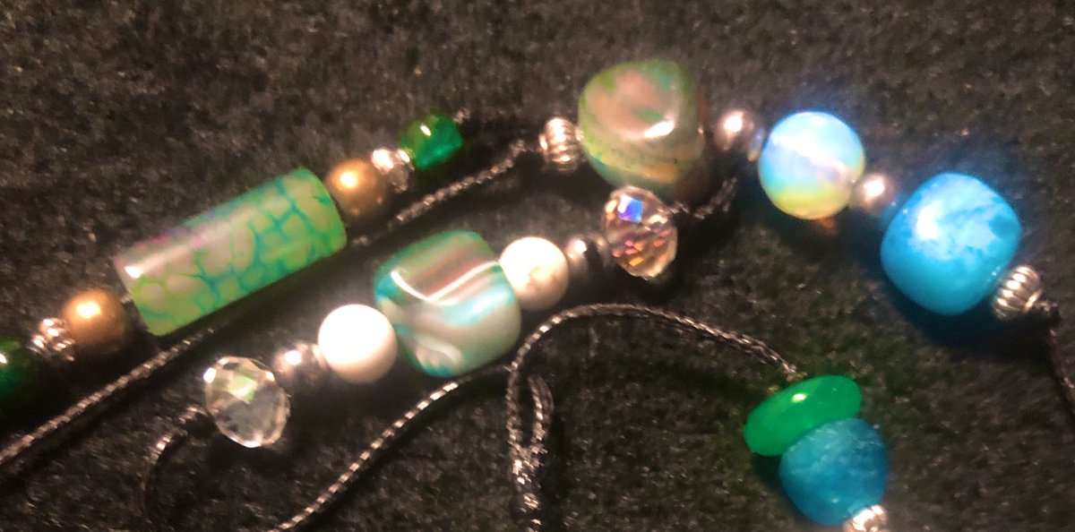 ImagineThis704's tweet image. Beautiful #lampwork glass #teardrop #peacevibes #plantvibes #helix #peacependant #PrettyPeacePairings #onlevels 
Focus 🌚🧘🏽☮️