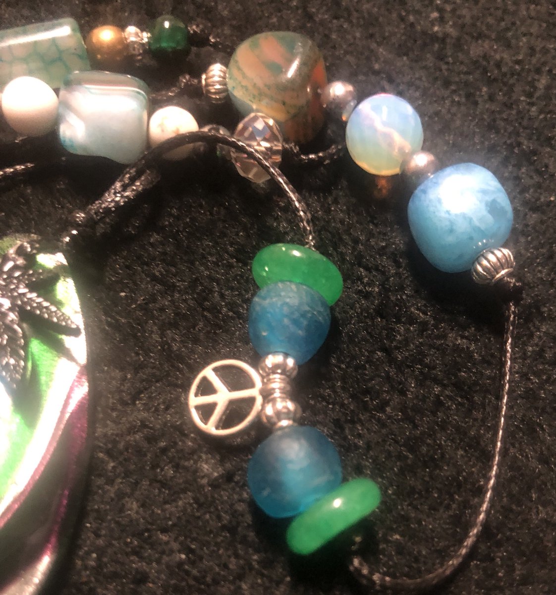 ImagineThis704's tweet image. Beautiful #lampwork glass #teardrop #peacevibes #plantvibes #helix #peacependant #PrettyPeacePairings #onlevels 
Focus 🌚🧘🏽☮️