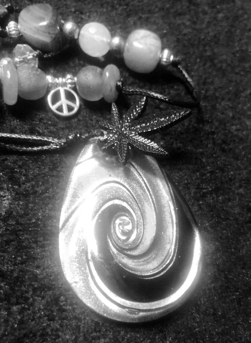 ImagineThis704's tweet image. Beautiful #lampwork glass #teardrop #peacevibes #plantvibes #helix #peacependant #PrettyPeacePairings #onlevels 
Focus 🌚🧘🏽☮️