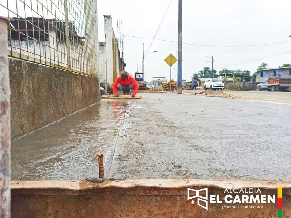 Iniciaron los trabajos de más de 1000 metros lineales de aceras de cuarzo en importante vía de ingreso a El Carmen💪.
Continuamos firmes en nuestro compromiso con usted hermano Carmense, por ello iniciamos  los trabajos en la Av. Chone.

#EstamosCambiando 
#AlcaldíaDeTerritorio