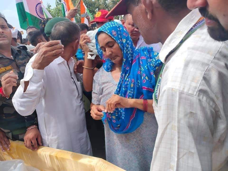 VikashMohta_IND's tweet photo. एक सैनिक की मां का दिल ही इतना बड़ा हो सकता है। जम्मु कश्मीर में अमर शहीद #जयपाल_गिल की मां ने अपने बेटे के माथे को चूमा। उसके बाद देशी घी के साथ उसका तिलक किया। बाद में 500 रूपये का नोट व एक चांदी का सिक्का देकर उनकी अंतिम विदाई की।अपने 5 साल के पौते को भी फौजी बनाने की कहा❤️🇮🇳 https://t.co/XzGbj6nJPc