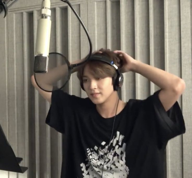 mrfluffyyoonjh_'s tweet photo. แฮชานในห้องอัดคือดีที่สุดอะจริง เห็นเขาเอนจอยแล้วก็มีความสุขและหล่อมาก กุจะตาย https://t.co/QjwbGmqp8O