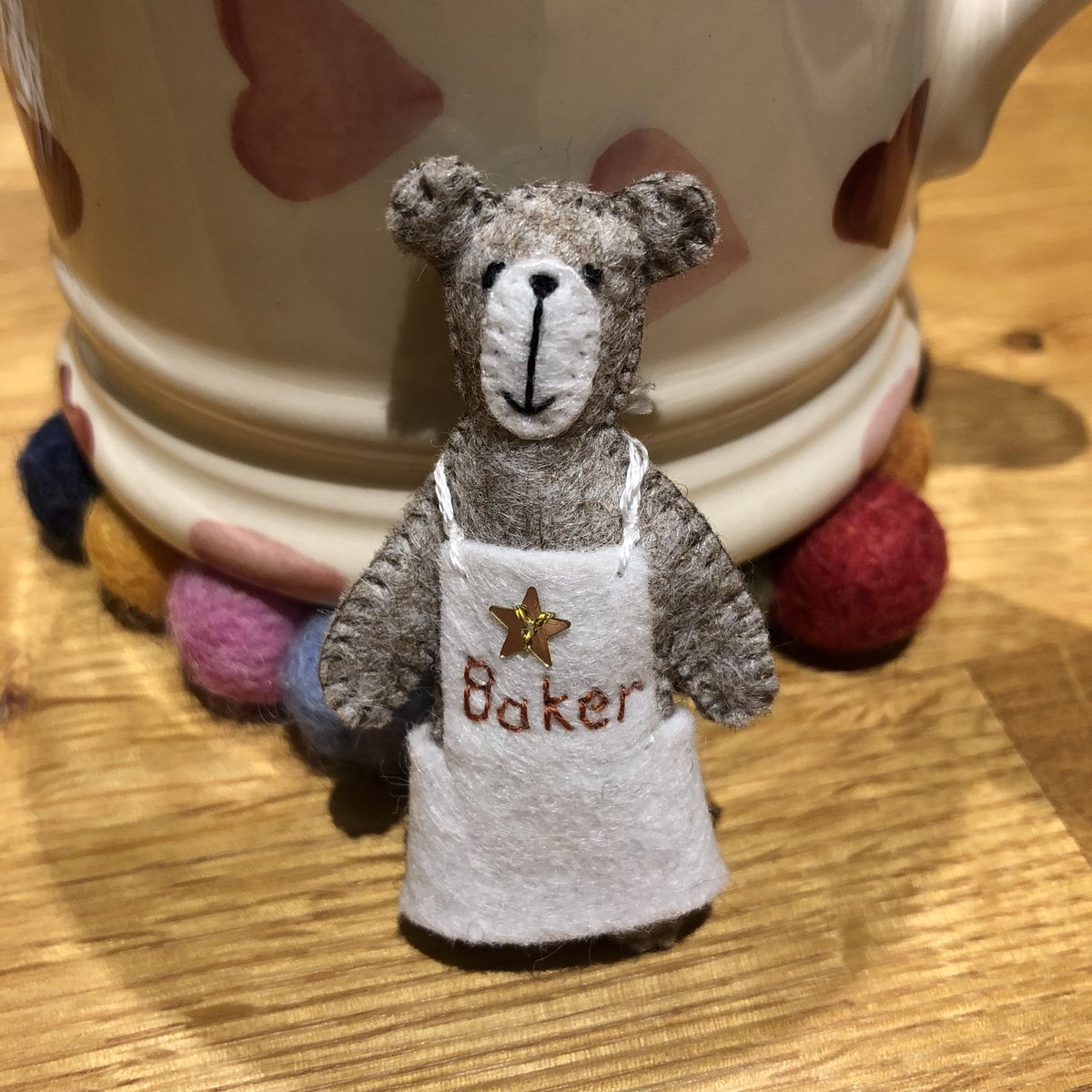 This little #starbaker cannot decide what to make first. Should he practice biscuits ready for next weeks #GBBO bread or go straight for the crumble. 

#pocketbears #handsewn #etsyhandmade #etsyseller #baker #bake #bakeoff #minibears #Collectibles 😊💖🐻