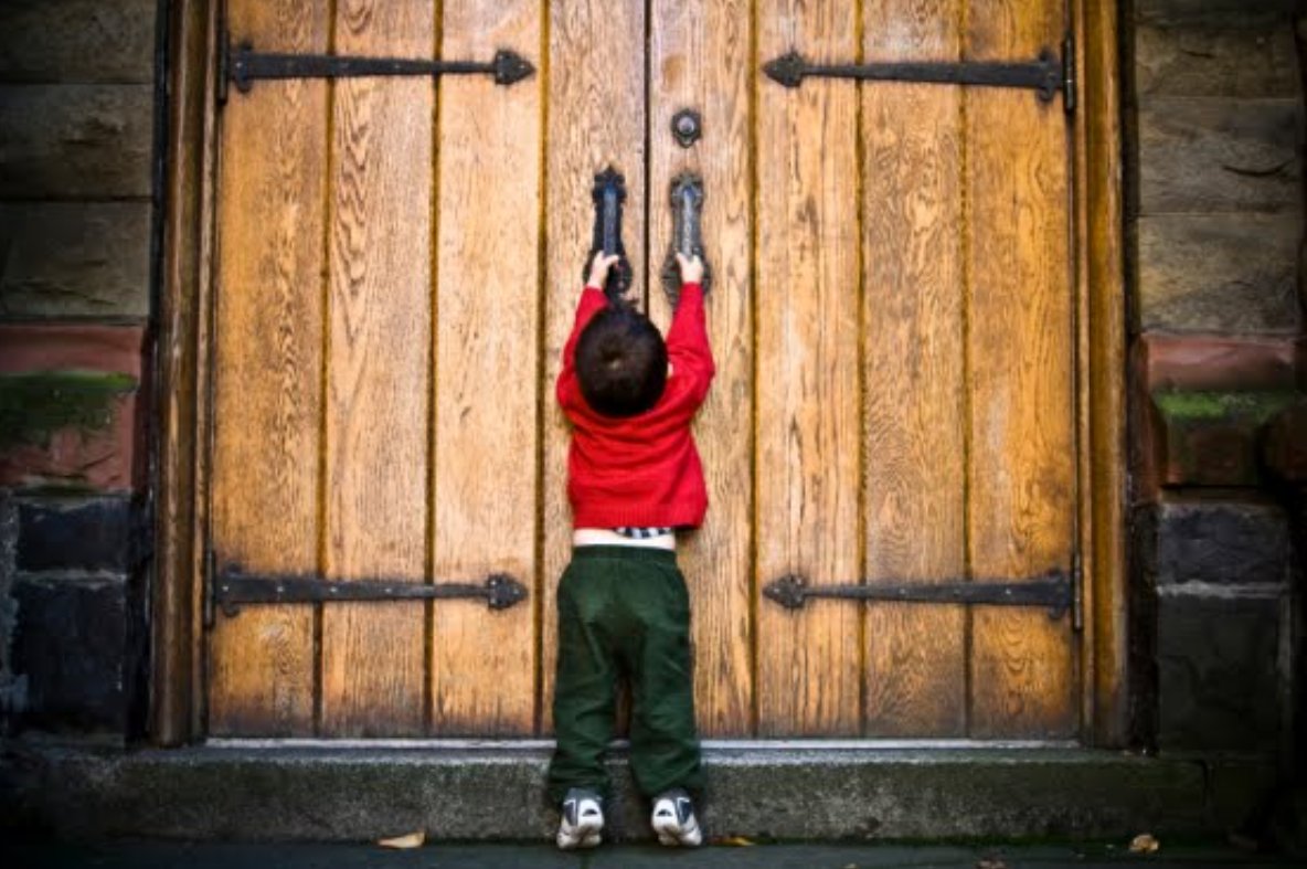 Закрытая дверь. Запертая дверь. Закрываю двери которые не открыл. Приспособление для открывания дверей. Фиксатор открытой двери.