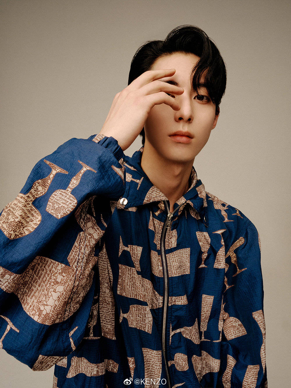 夏on Twitter Kenzo Weibo Update Caption 加持前卫气场 定格先锋姿态 Kenzo品牌挚友 王鹤棣 Dylan 以 Kenzofw21 系列套装动感出镜 鸡尾酒杯印花锁定出众细节 激发前卫视觉属性 塑造多面个性层次 王鹤棣 Wanghedi Dylanwang 왕허디