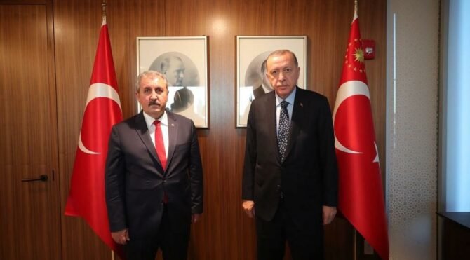 ABD'ye kadar gidip, danışmanların yazdığı kitabın reklamını yapıp, Biden'le görüşemeden Destici ile görüşüp geri gelmek. Gerçekten 500 yıllık Dış Politikanın en büyük başarısı!