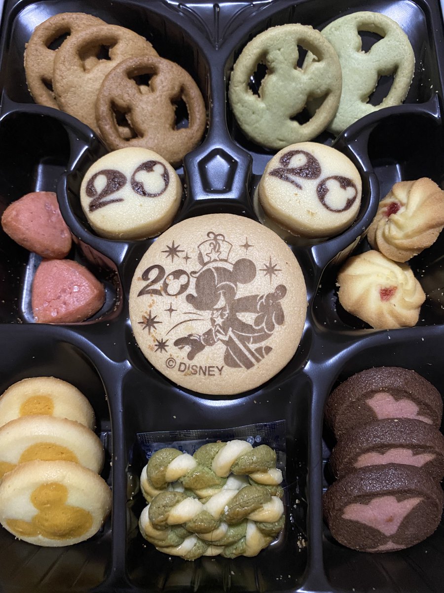 えりーまうす D垢 相変わらずクッキー美味しい ユーハイム最高だぜぃ お写真撮る前にいくつか食べちゃった 1番上のクッキー 最初開けた時 逆さまになってて一瞬 んんん ってなったけど ミッキーのディズニーシーのマークだね この