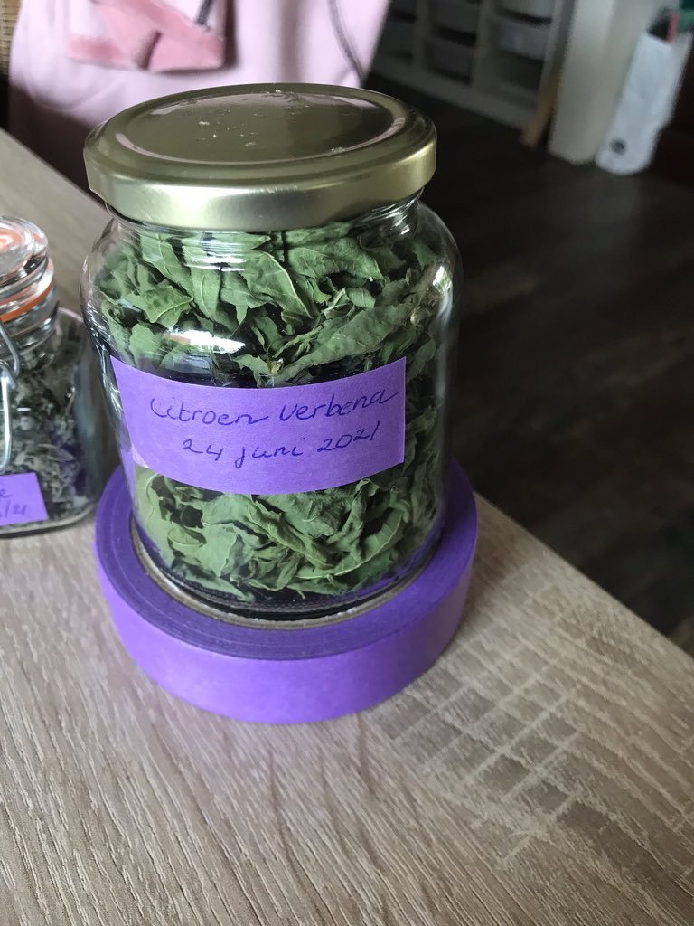 een_pot's tweet image. Het drogen in een voedseldroger zorgt ervoor dat alle voedingsstoffen in je voedsel of kruiden bewaart blijven omdat een voedseldroger op lage temperaturen droogt. 
groenten, fruit en kruiden 
#lekkersineenpot