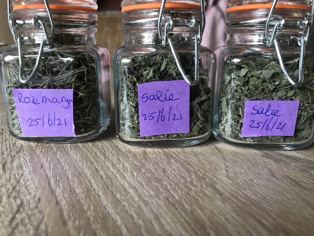 een_pot's tweet image. Het drogen in een voedseldroger zorgt ervoor dat alle voedingsstoffen in je voedsel of kruiden bewaart blijven omdat een voedseldroger op lage temperaturen droogt. 
groenten, fruit en kruiden 
#lekkersineenpot