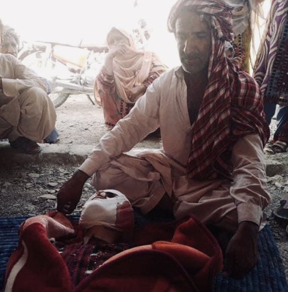 NidaKirmani's tweet photo. Stories being circulated widely of a couple being shot at by the FC in a bazaar in Turbat yesterday. The woman, Taj Bibi, was killed &amp; her husband was injured. Will the mainstream media pick this up? Will people outside of Balochistan speak up? #JusticeForTajBibi https://t.co/87bZBItPlC