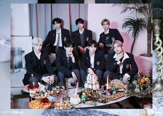 koreansales_twt's tweet photo. #ENHYPEN has recorded 600,000 pre-orders for their 1st Full Album <DIMENSION : DILEMMA> in 6 days.

It far exceeded the total pre-orders of the 2nd Mini Album <BORDER : CARNIVAL> with 450,000 copies released in April.

https://t.co/mp7HTwdDBS https://t.co/rmNEQNXRjm