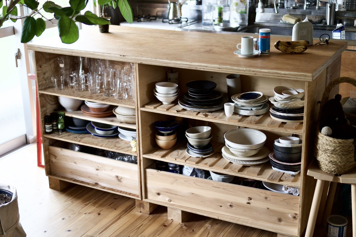 DIY生活。作ったのは作業台、本棚、フローリング床、キッチンのシンク