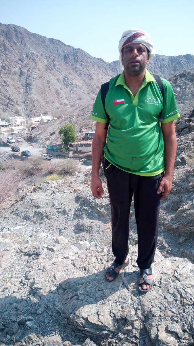 ضمن خطة اكتشاف المسارات الجبلية التي يقوم بها الفريق، المتميز محسن بن سالم المزيني يقوم بالمسير في احدى المسارات الجبلية من قرية الشويعي بوادي عاهن حتى قرية الغظيفة ..