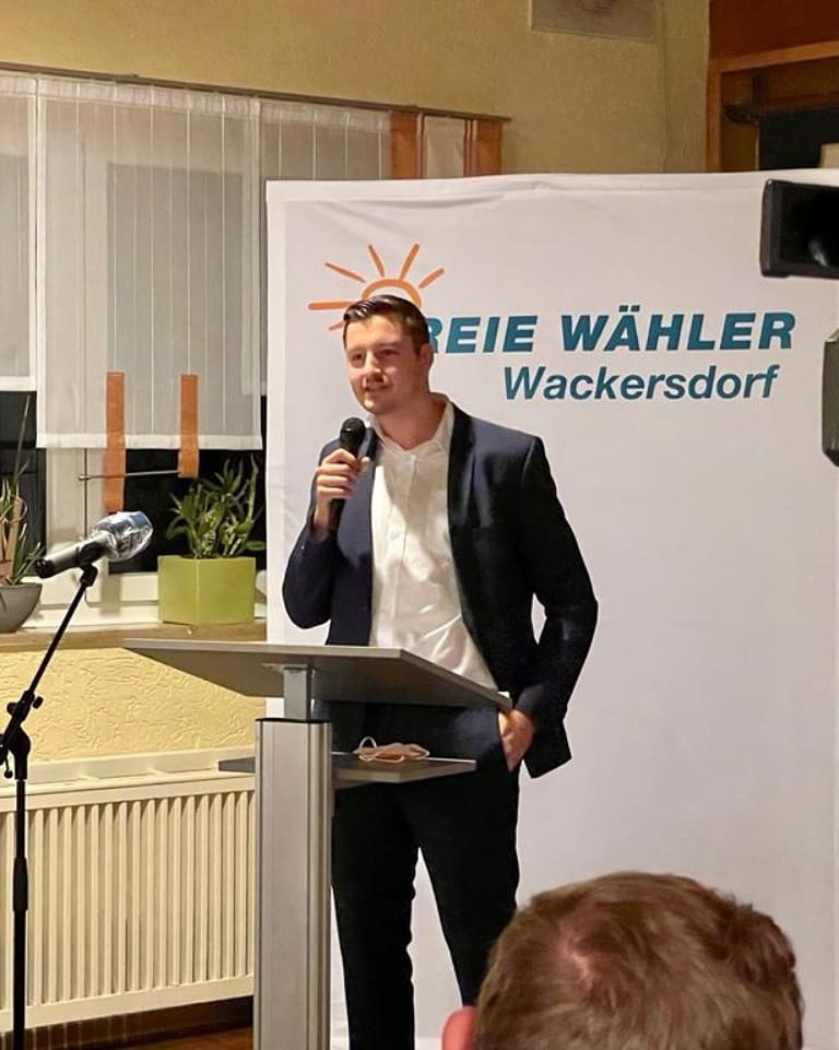 schindlerfw's tweet photo. Wir bringen die Sonne in den #Bundestag 🇩🇪☀️
#Wahlkampfabschluss mit unseren Bundesvorsitzenden und Stellv. MP @HubertAiwanger und unserer Bezirksvorsitzenden @tanjaschweiger in #Wackersdorf 🧡🧡💪
Bitternötig braucht es uns #FREIEWÄHLER #btw21 https://t.co/1jnKsXTUyZ