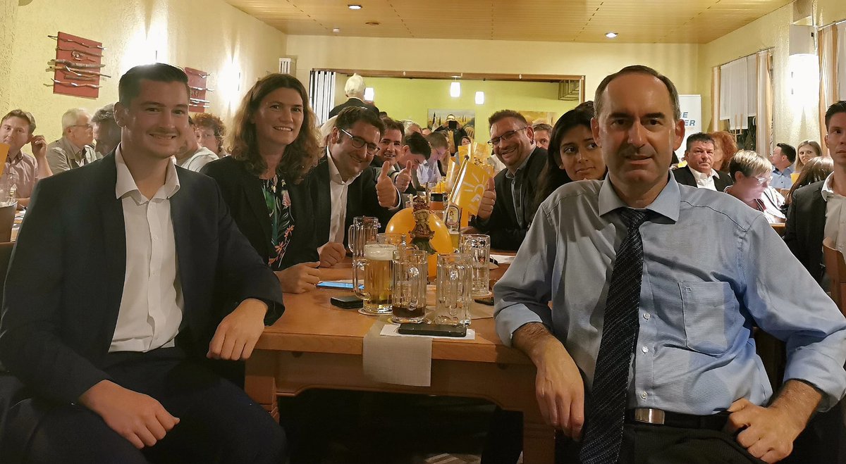 Wir bringen die Sonne in den #Bundestag 🇩🇪☀️
#Wahlkampfabschluss mit unseren Bundesvorsitzenden und Stellv. MP <a href="/HubertAiwanger/">Hubert Aiwanger</a> und unserer Bezirksvorsitzenden <a href="/tanjaschweiger/">Tanja Schweiger</a> in #Wackersdorf 🧡🧡💪
Bitternötig braucht es uns #FREIEWÄHLER #btw21