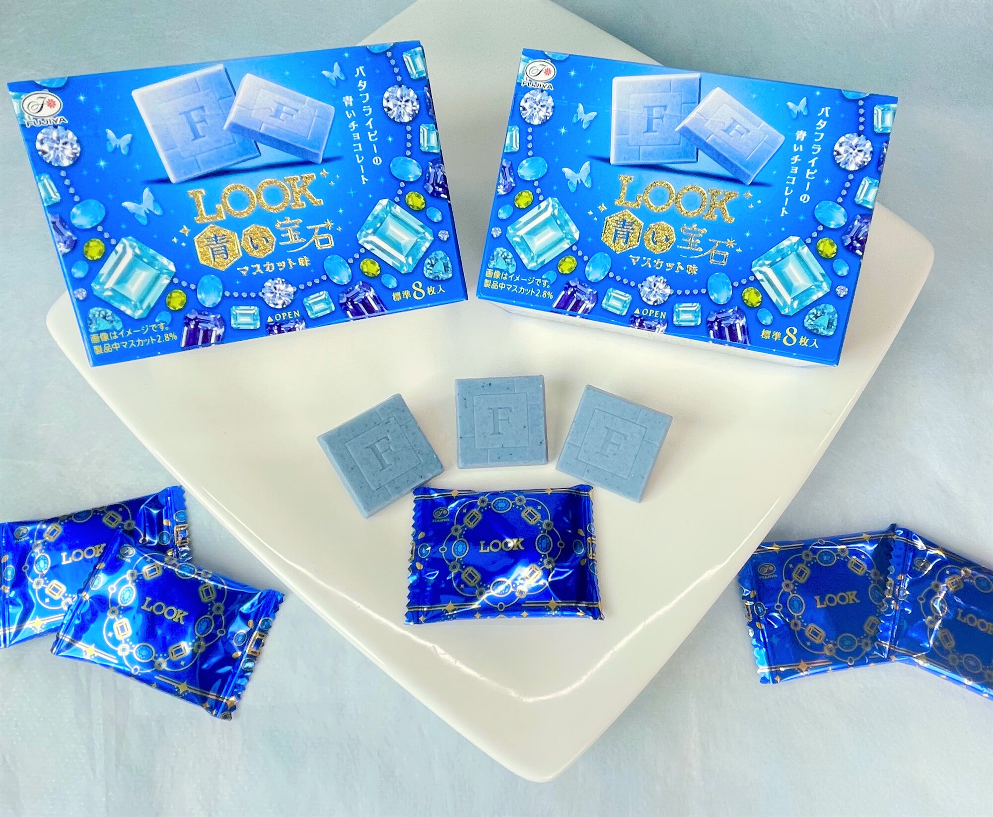 不二家 公式 不二家presents Snow Manの素のまんま で紹介された ルック 青い宝石 チョコレートなのに青い バタフライピー というハーブを使用して青色に染め上げた マスカット味のルック 見た目と味のギャップに たのしめ