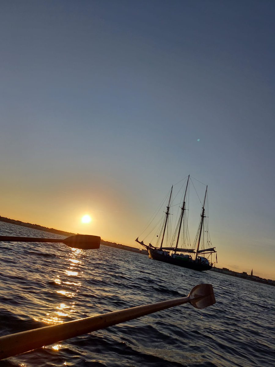 Kelstongh's tweet photo. The Blue Clipper looking #stunning in the  #sunset glow last night.

#weymouth #rowing #gigrower #yacht #sunsetphotography #blueclipper #beautiful #outatsea #Dorset #oars #sea #coast #weymouthbay https://t.co/HTXGwfAqEN