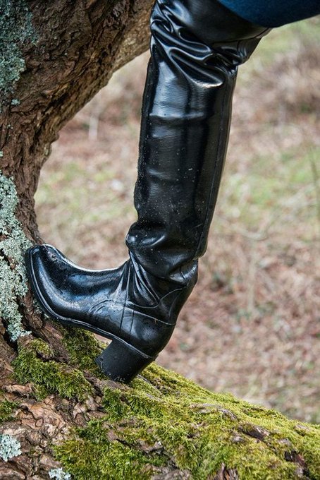 Climat is changing. There is a lot of rain, it's time to move on to rubber boots. Does anyone know where<a href="/tag/keicars"class="tags"><span>#keicars</span></a>
