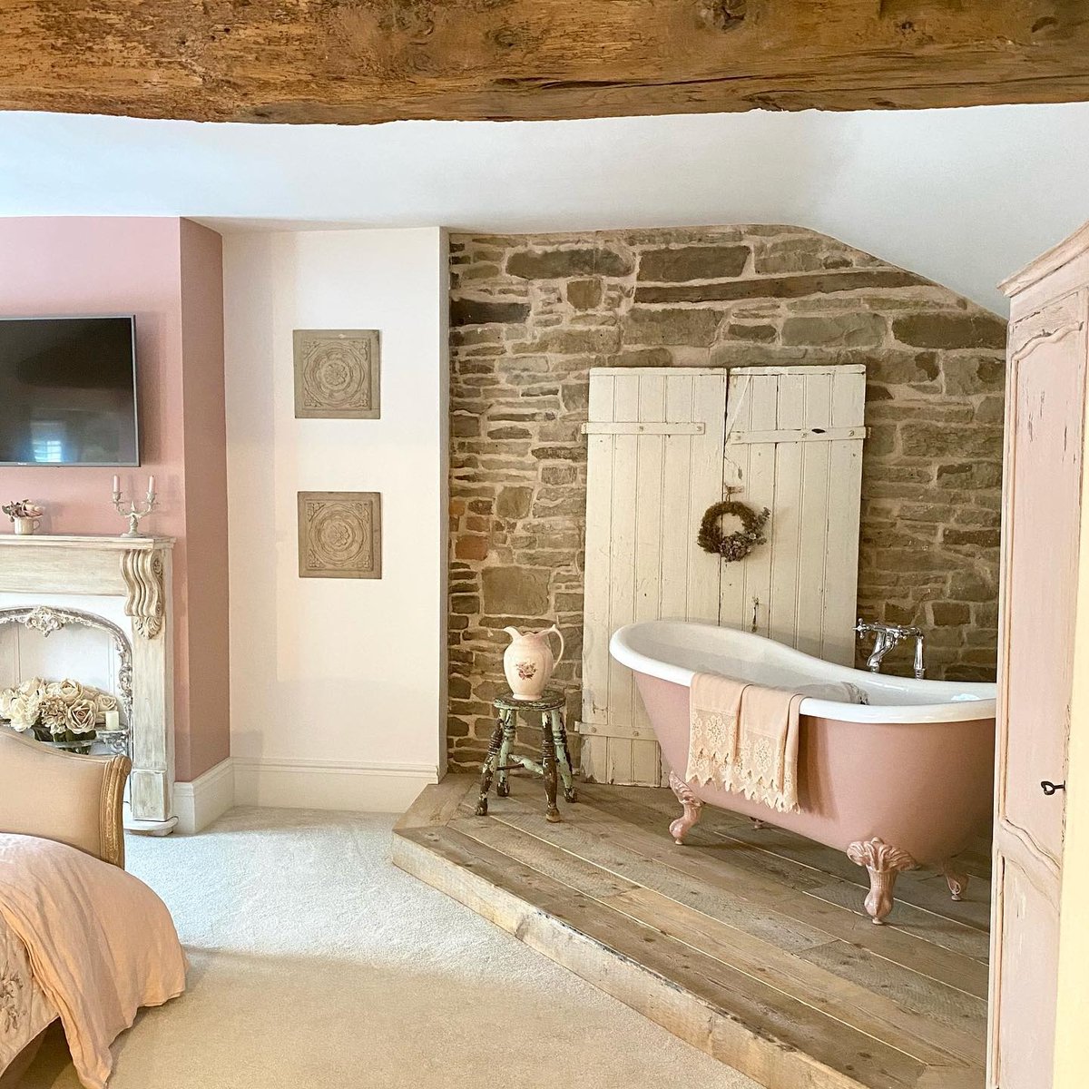 WHAT. A. SET. UP. 😍

How beautiful is this cottage bedroom &amp; en-suite?!