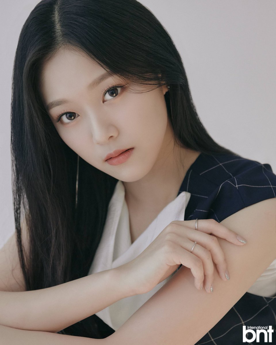 hourlyaeong's tweet photo. the category is face and kim hyunjin is always winning https://t.co/KA09eefu15