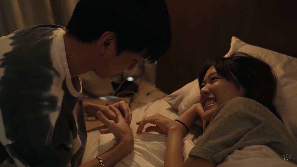 luvyoukittyumbs's tweet photo. ชอบซีนนี้เหมือน relate กับเรื่อง about time ที่พระเอกขอนางเอกแต่งงานตอนนางเอกนอนอยู่บนเตียง เขินมาก พี่กิตสวมแหวนให้พี่เบล 😭 
 #วันเกิดฉันปีนี้ https://t.co/0hkolwJxMY