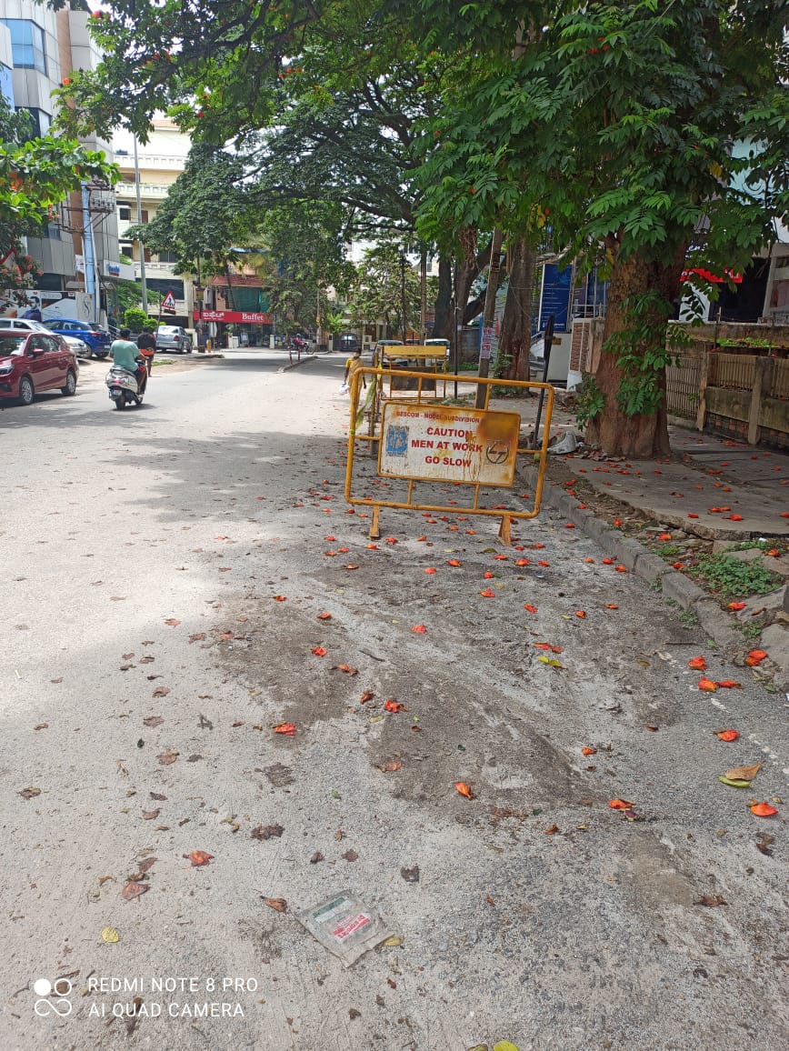 RadhikaAjay1's tweet photo. @halasoortrfps @btppubliceye 12th Main HAL2ND STAGE. Towards ESI hospital. Why has this area been barricaded since long? There is no work being done https://t.co/vgo7EHEdFV