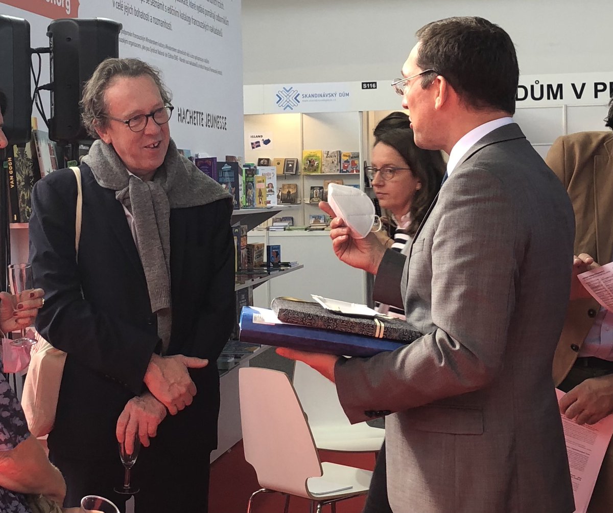 ChantalBAZIRE's tweet photo. Rencontres au stand France au @svetknihypraha @IFPrague @France_CZ et Benoît Duteurtre https://t.co/nUpXPPls07