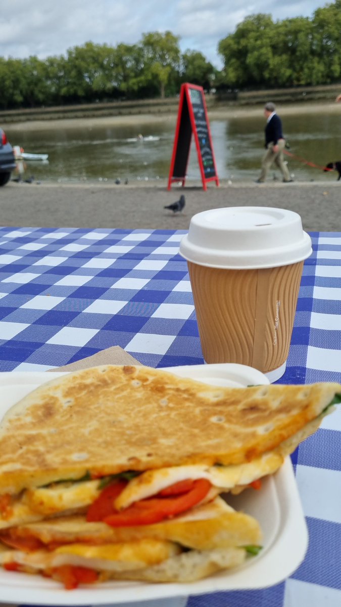 Beautiful and warm September weather. Stopped by #PutneyEmbankment for a lunch  #LittleRiverside cafe #ThamesRowingClub