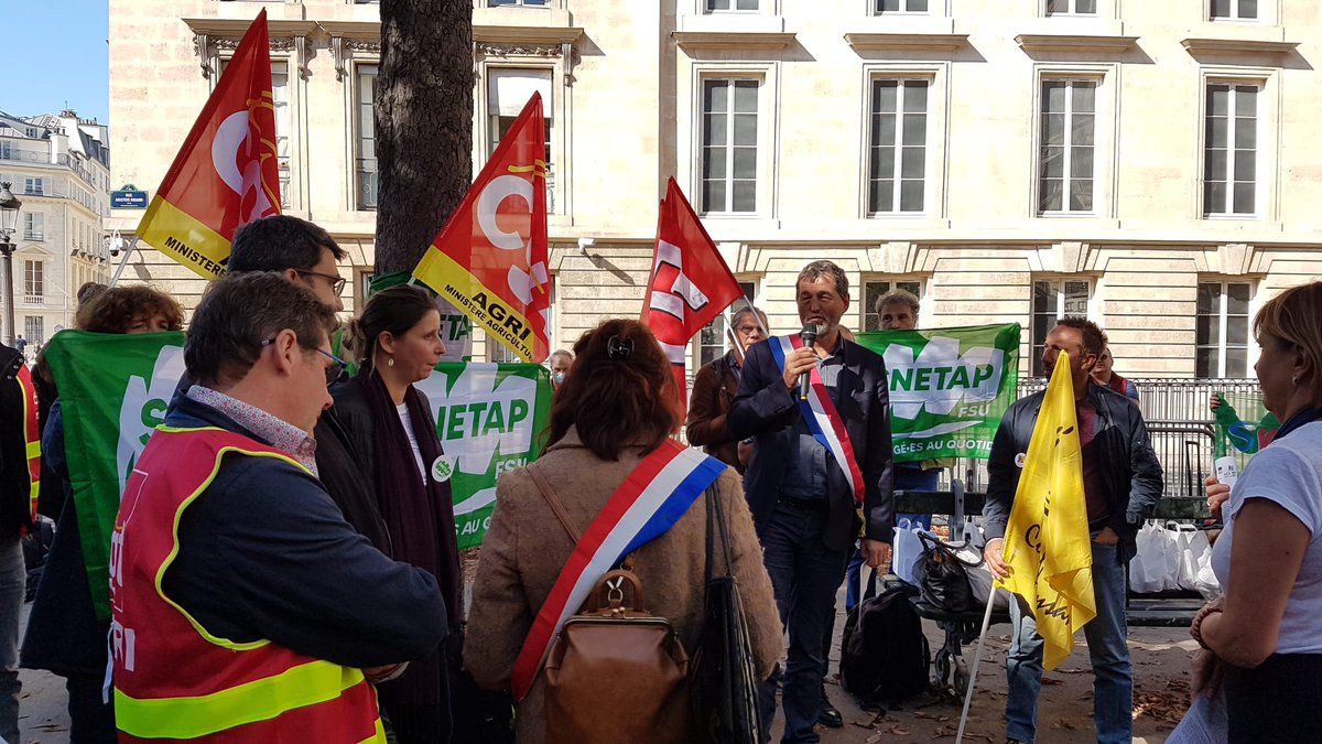 En direct, rassemblement devant @AssembleeNat du collectif pour #EnseignementAgricolePublic contre le projet #Hectar avec @AgriCgt @FOENSAGRI @snetapfsu @SudRural @ISF_France @ConfPaysanne pour un @PlanUrgence pour #EnseignementAgricolePublic