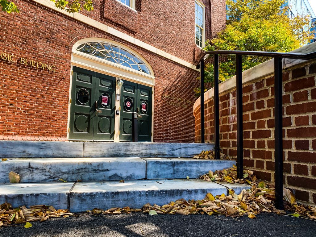 HarvardAlumni's tweet photo. A fall breeze & early autumn leaves π #HarvardInFall https://t.co/wzwGbSoL0O