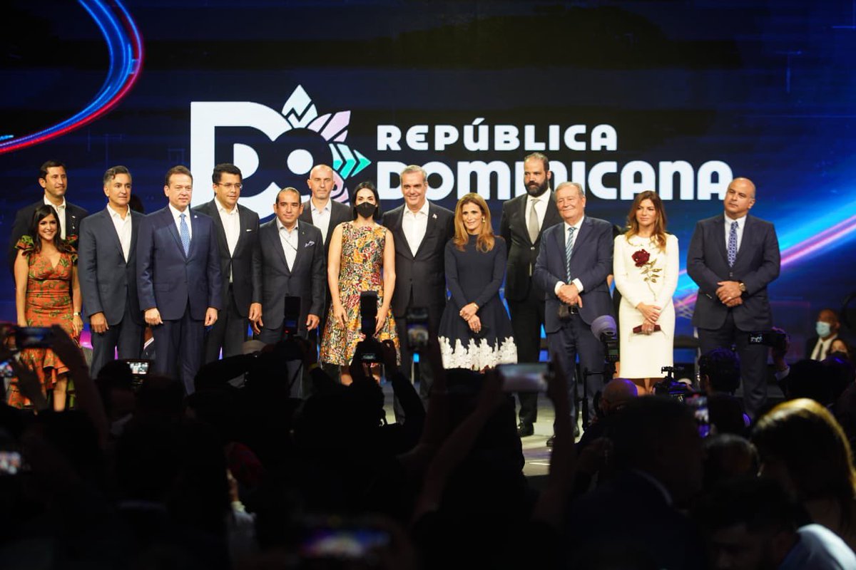 itobisono's tweet photo. El presidente @LuisAbinader encabezó el acto de presentación y promoción de la @MarcaPaisRD junto a la diáspora #DominicanosDeNY. 

Desde el gobierno se están haciendo todos los esfuerzos para fortalecer y potenciar la presencia de lo #HechoenRD🇩🇴 https://t.co/KEfzoUZ4t0