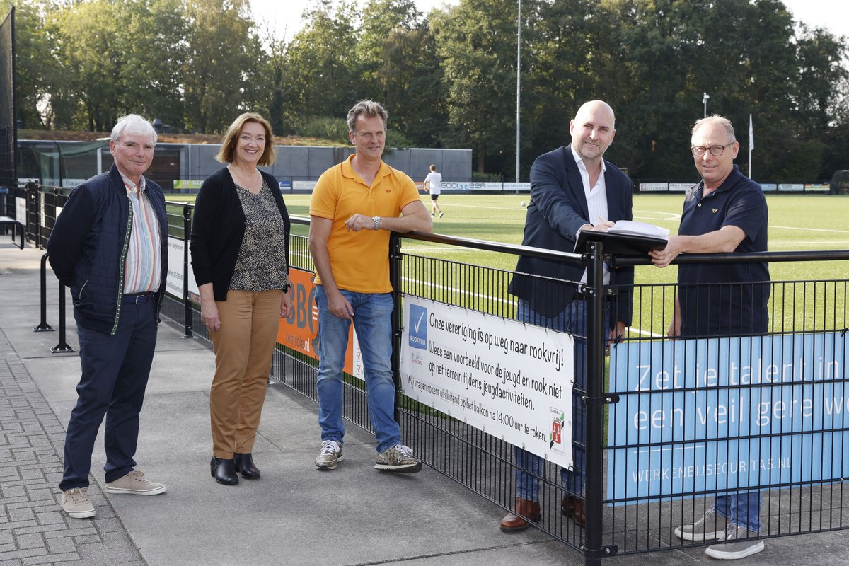 SV Eemnes zet een grote stap in het verduurzamen van de club! De voetbalclub tekende een contract voor het vervangen van de veldverlichting door LED-verlichting. Wethouder Wilma de Boer-Leijsma was aanwezig bij het tekenmoment.