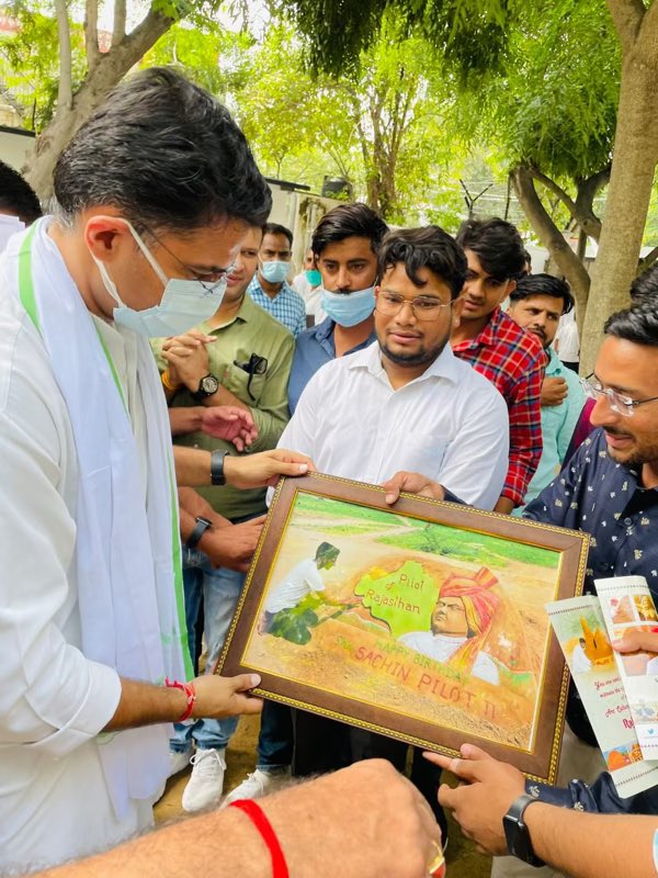 सैंड आर्टिस्ट श्री <a href="/sandartistajay/">Ajay Rawat Sand Artist</a>  से आज जयपुर निवास पर मुलाकात की। 
इनके द्वारा बालू मिट्टी से बनाए गए मेरे चित्र के लिए मैं उनका आभार प्रकट करता हूँ।