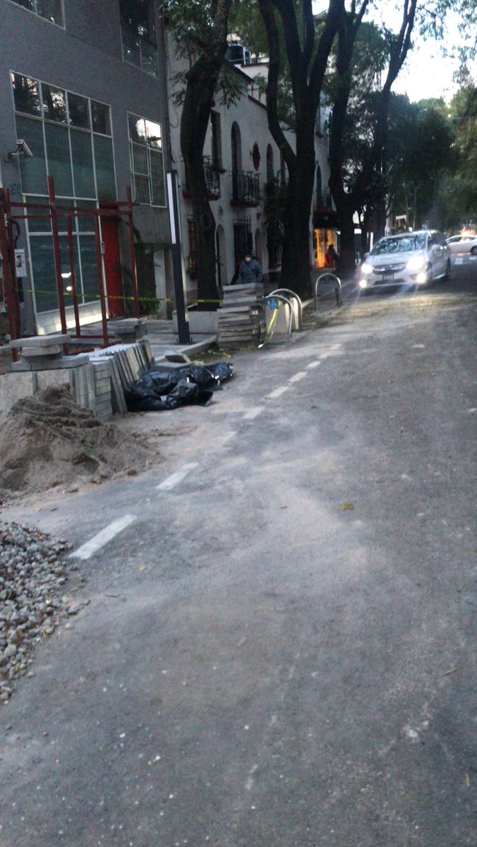 Vamos a suponer que ese señor de la tercera edad con bastón, se caiga o sea atropellado ¿de quién sería la culpa? ¿De la inmobiliaria?
¿De la corrupta Comisión de reconstrucción? ¿De Claudia Sheinbaum? ¿Del Secretario de Obras? Cravioto habla siempre de un "régimen de excepción"