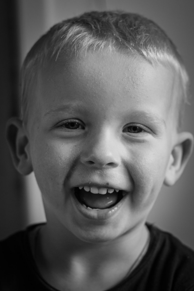 Deze 3 jarige Beau wilde laten zien hoe goed hij kan lachen voor papa zijn camera.#thatsmyson #love #portrait #blackwhitephotography #blackandwhitephotography #blackwhiteportrait #blackandwhiteportrait #kidsportraits #kidsphotography #kids #prouddad #photography #canonphotography