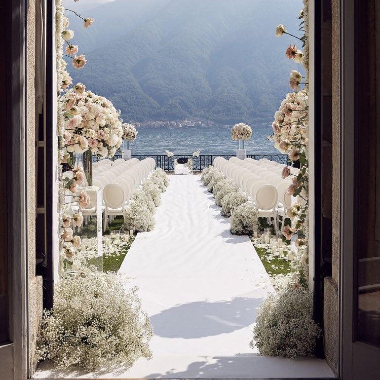 halzee_'s tweet image. manifesting a wedding in lake como
