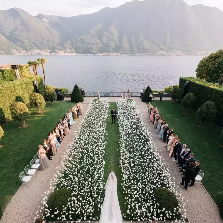 halzee_'s tweet image. manifesting a wedding in lake como