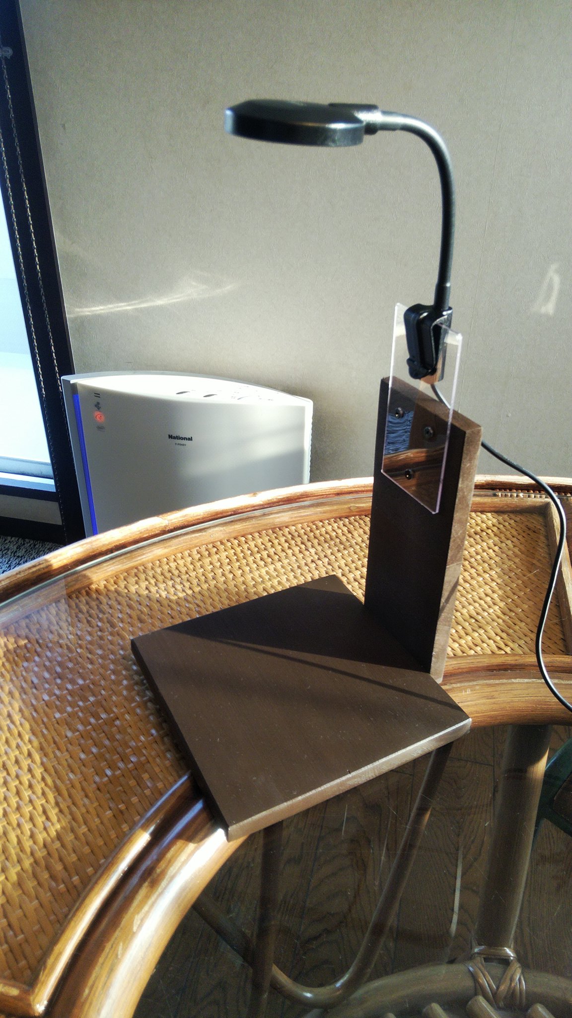 ひろじい アクアリウム Vivarium79info コトブキ ミニｌｅｄ ビーンズですが ボトルアクアリウムには取り付けが難しそうなので Diyで余った木材を使ってビーンズ専用のライトスタンドを自作してみました ビーンズ ボトルアクアリウム T Co